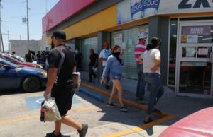 VIDEO: De puras propinas esto gana un abridor de puertas del Oxxo