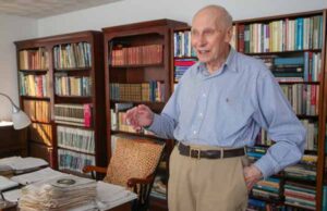 Hombre de 89 años logra obtener su doctorado en Física