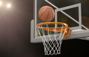 Árbitro detiene partido de básquet y propone matrimonio a jugadora