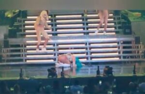 Karol G sufre caída en el escenario y se nota que hace playback