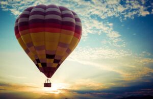 VIDEO: Globo aerostático choca con casa y tira tinaco en Guanajuato