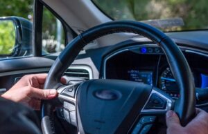 Nueva tecnología que evita microsueños en conductores ya es una realidad: ¿cómo funciona?