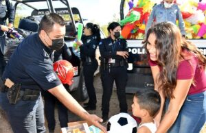Lleva Policía de Hermosillo felicidad a niñas y niños con entrega de juguetes, piñatas y pelotas