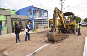 PONE EN MARCHA LAMARQUE CANO OBRA DE PAVIMENTACIÓN Y LÍNEA DE AGUA POTABLE EN CALLE VALLE DE EUCALIPTO