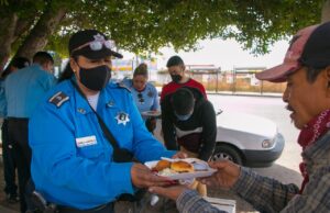BRINDAN ALIMENTOS EN FECHAS DECEMBRINAS POLICÍAS DE TRÁNSITO DE LA SSPM