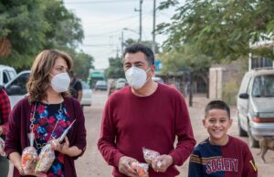 RECORREN CALLES DE COLONIA LEANDRO VALLE, EL ALCALDE JAVIER LAMARQUE Y MTRA. PATRICIA PATIÑO PARA COMPARTIR LA NAVIDAD CON NIÑAS Y NIÑOS