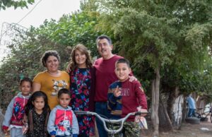 ALCALDE JAVIER LAMARQUE Y MTRA. PATRICIA PATIÑO CUMPLEN EL DESEO DE NAVIDAD DEL PEQUEÑO ÁNGEL DE TENER UNA BICICLETA