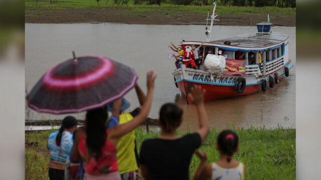 brasil-santa-claus-lancha-amazonas-2-113131