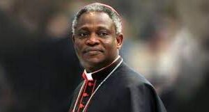 Cardenal africano cercano al Papa presenta renuncia sorpresiva