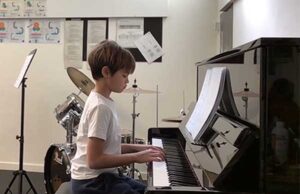 Milán hijo menor de Shakira, sorprende tocando el piano
