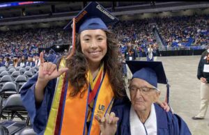 Abuelo de 88 años se gradua junto a su nieta