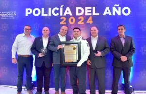 Entrega Toño Astiazarán reconocimiento a Policía del Año 2024