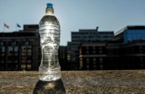 Científicos de Estados Unidos descubren más 250.000 partículas de nanoplástico en una botella de agua