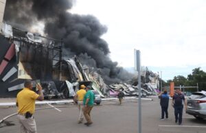 VIDEO: Reportan incendio en plaza comercial en Culiacán cerca del Congreso de Sinaloa