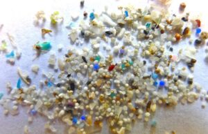 Crean un modelo matemático para detectar microplásticos en el mar