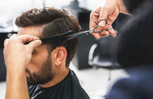 Peluquero hace magia con las tijeras y dice que el secreto está en conocer la forma de tu rostro