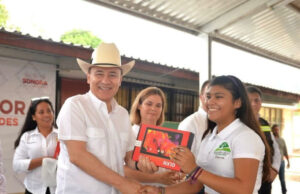 Gobernador Durazo entrega 50 mil tabletas electrónicas a estudiantes y docentes de secundaria