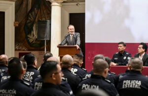 Gobernador Durazo crea Policía Estatal mejor capacitada; reconoce a elementos por 30 años de servicio