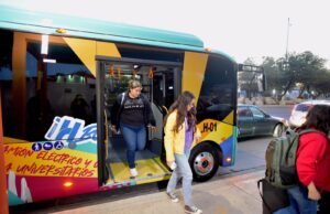 Destacan jóvenes universitarios sustentabilidad de transporte eléctrico H Bus