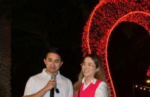 Disfrutan hermosillenses de una velada de micrófono abierto con “Dedícasela con el corazón”, en el Parque Madero