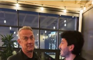 VIDEO: Tom Hanks colabora con Sebastián Yatra en la promoción de “La pelirroja”, su nuevo tema