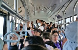 VIDEO: Se equivoca de ruta chofer en su primer día de trabajo pero usuarios le echan una mano