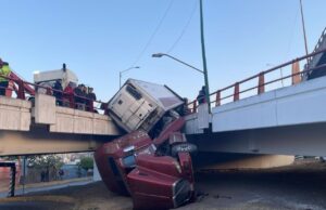 VIDEO: Así quedo tráiler que trasladaba chiles en puente de Tlalnepantla
