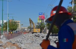 Avanzan trabajos de paso a desnivel de Colosio y Solidaridad, renuevan tubería de drenaje