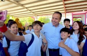 Llevan Toño Astiazarán y Patty Ruibal programa Advertencia contra las adicciones a jóvenes de la secundaria No. 8