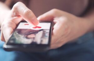 Esta adicción está dañando la salud mental en silencio… y afecta más a mujeres