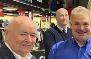 Kevin Parsons celebra 40 años de servicio con 40 rollos de salchicha en supermercado de Guernsey