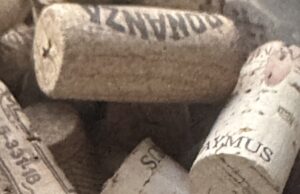 ¿Por qué los corchos del vino están hechos de corcho y no de otro material?