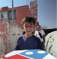 VIDEO: Niño viral de las pizzas recibe críticas por promocionar lentes