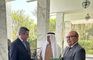 Reconocen en Emiratos Árabes Unidos a Gobierno de Sonora y a la UES con libro sobre palma datilera