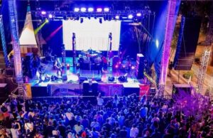 Disfrutan visitantes del Parque Madero el tercer día de Fiestas del Pitic con toneladas de rock