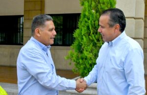 Entrega Antonio Astiazarán vehículo eléctrico a ganador del sorteo “En la H Cumpliendo ganas”