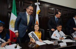 Felicita Toño Astiazarán a niñas y niños del 38 Cabildo Infantil de Hermosillo