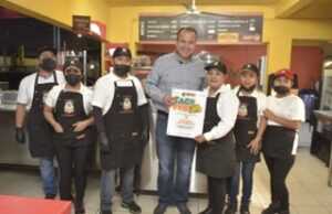 Reconoce Toño Astiazarán con distintivo a ganadores de mejor taco al pastor de Taco Fest
