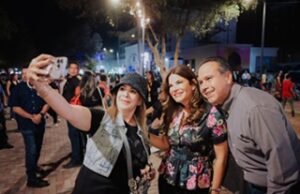 Conviven Toño Astiazarán y Patty Ruibal con familias en Fiestas del Pitic 2025