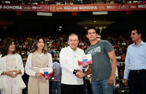 Gobernador Durazo cumple al beneficiar a más de 10 mil universitarios con becas académicas
