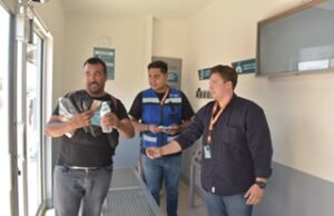 Invitan jóvenes a usar y cuidar las paradas de camión refrigeradas de Hermosillo