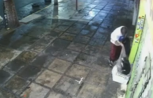 VIDEO: Este sujeto le robó su cobija a un perrito callejero, indigna en redes