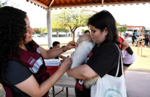 Gobernador Durazo acerca servicios gratuitos de “Sonora Atiende” a familias de la colonia Palo Verde