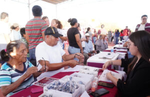 Gobernador Durazo cumple a familias de la colonia Laura Alicia Frías con servicios gratuitos de “Sonora Atiende”