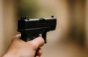 LA CORTE VALIDA LA AGRAVANTE AL DELITO DE PORTACIÓN DE ARMAS EXCLUSIVAS CUANDO SE REALIZA POR GRUPOS DE TRES O MÁS PERSONAS
