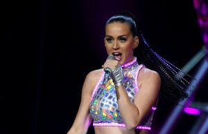 VIDEO: Katy Perry sufre descarga eléctrica en pleno concierto y sigue cantando