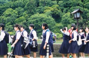 VIDEO: Estudiantes japoneses sorprenden al aprender en minutos el “Payaso de Rodeo”