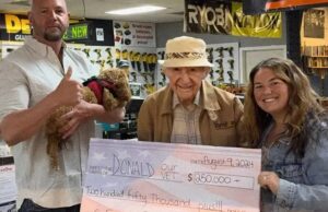 VIDEO: Veterano de 91 años recibe apoyo masivo tras emotivo gesto en Nueva Hampshire