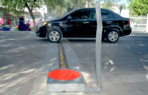 Opera con eficacia tope inteligente para prevenir accidentes viales en calle Heriberto Aja