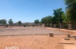Inauguran Toño Astiazarán y familias de Villa Merlot nueva cancha de fútbol con pasto sintético